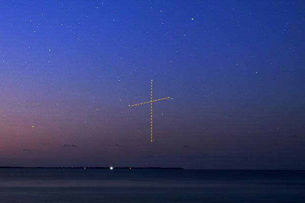 ビーチ真正面に観える黒島の上空に望むことができる「南十字星」