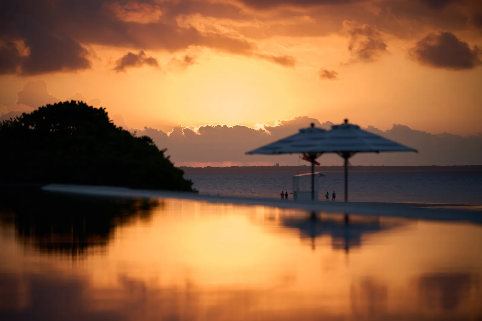 オーシャンビュー・バススイート Day 2 AM 6:31 Sunrise Pool