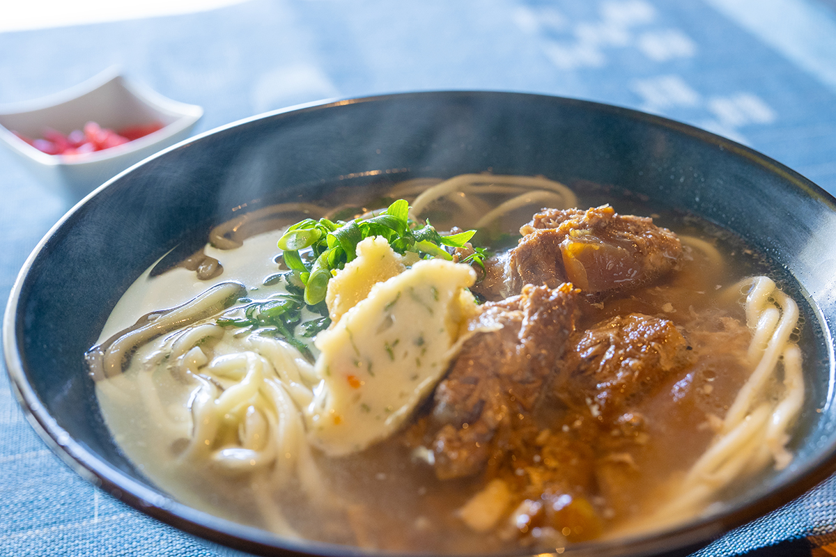 小浜島の香りを一杯に。はいむるぶし特製「八重山そば」誕生
