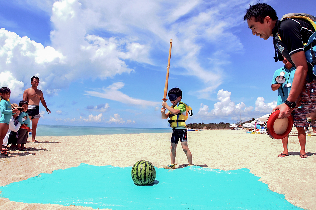 白砂のビーチで、一生モノの夏。八重山ブルーに弾ける『スイカ割り』